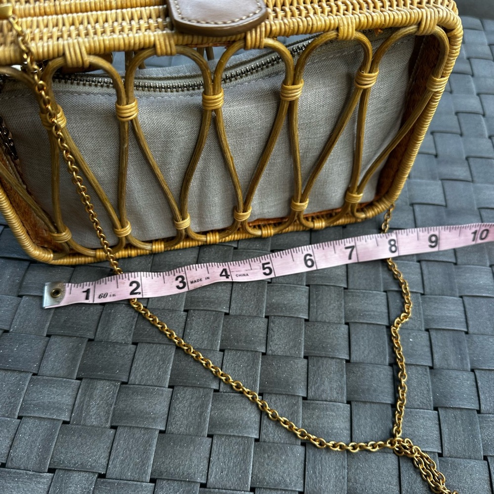 Rattan/Wicker Clutch or Crossbody. Detachable Gold chain. Interior bag linen. - Picture 6 of 6